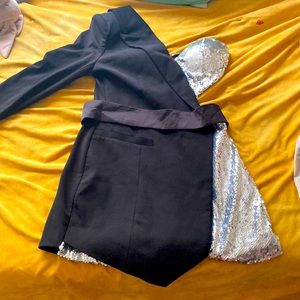 I’m selling a a one piece jumpsuit, very elegant and standout.